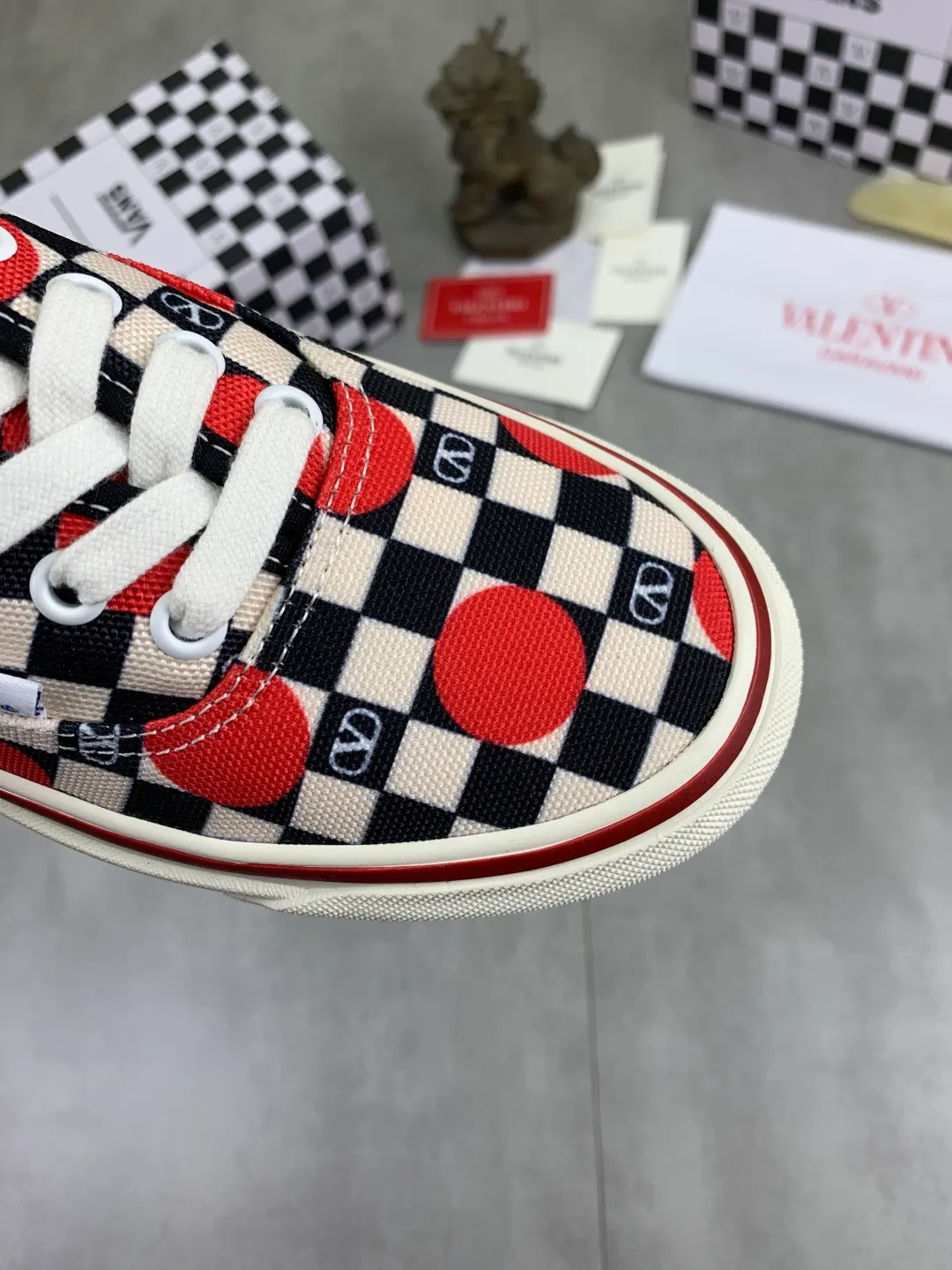 Men's shoes 💰P460 New Valentino❌Wans co-branded Valentino and Vans release new co-branded sneakers, integrating Valentino's Italian high-definition aesthetics and Vans's free and authentic spirit, giving classic shoes a personality that spans the ages. Many stars - Jolin Tsai. Yang Zi. Liu Wen. Ma Baiquan. Choi Soobin. freen. Song Zuer. JJ Lin. zel. Cecilia Cheung. shark. Xin Yunlai...Same style. Female model: 35-42 (41.42 is custom-made and non-refundable) Men's model: 39-46 (45.46 is custom-made and non-refundable)